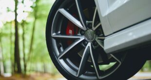 Quelle marque de pneus choisir ? Un pneu audi monté sur une voiture