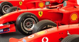 Pneu Bridgestone. Une voiture de F1 avec des pneus Bridgestone montés.