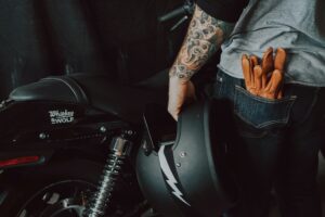 Pression des pneus moto. Un garagiste monte un pneu sur un véhicule à deux roues.
