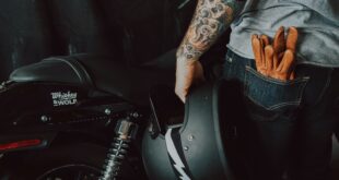 Pression pneu moto. Un garagiste monte un pneu sur un véhicule à deux roues.