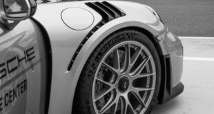 Une voiture gris avec des pneus Michelin montés. On ne peut voir que la roue avant. Elle accompagne le post " Différence entre le pneu Michelin et Goodyear "