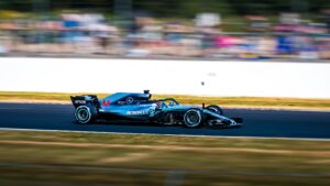 Marque de pneu F1. Une voiture de compétition roule sur la piste.