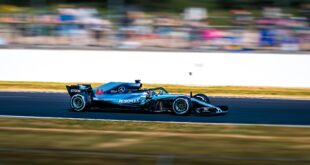 Pneu de Formule 1. Une voiture de compétition roule sur la piste.