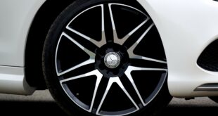 Comment trouver le sens de rotation d'un pneu. Une voiture blanche avec un pneu monté.