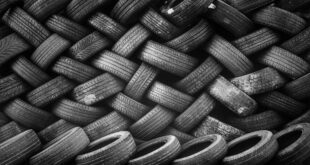 Type de pneu. Une image pleine de pneus en zigzag