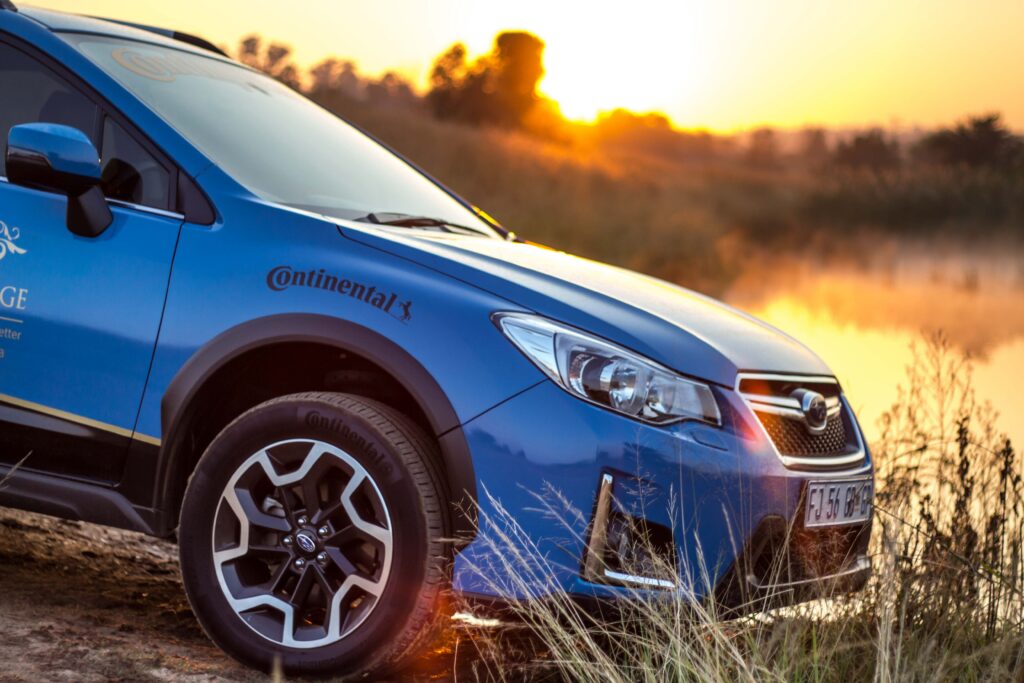 Continental pneus. Une voiture bleue avec l'inscription « Continental »