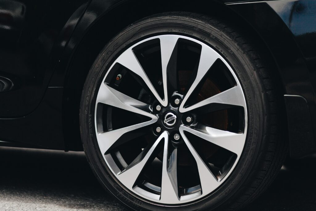 Le pneu d'une voiture noire. Pneu ZR.
