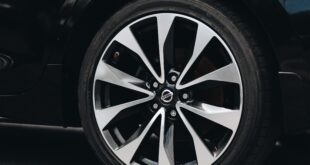 Le pneu d'une voiture noire. Pneu ZR.