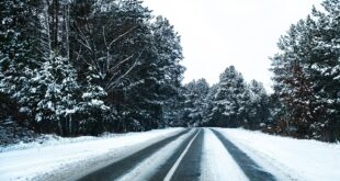 Comment conduire dans la neige. Une route enneigée.