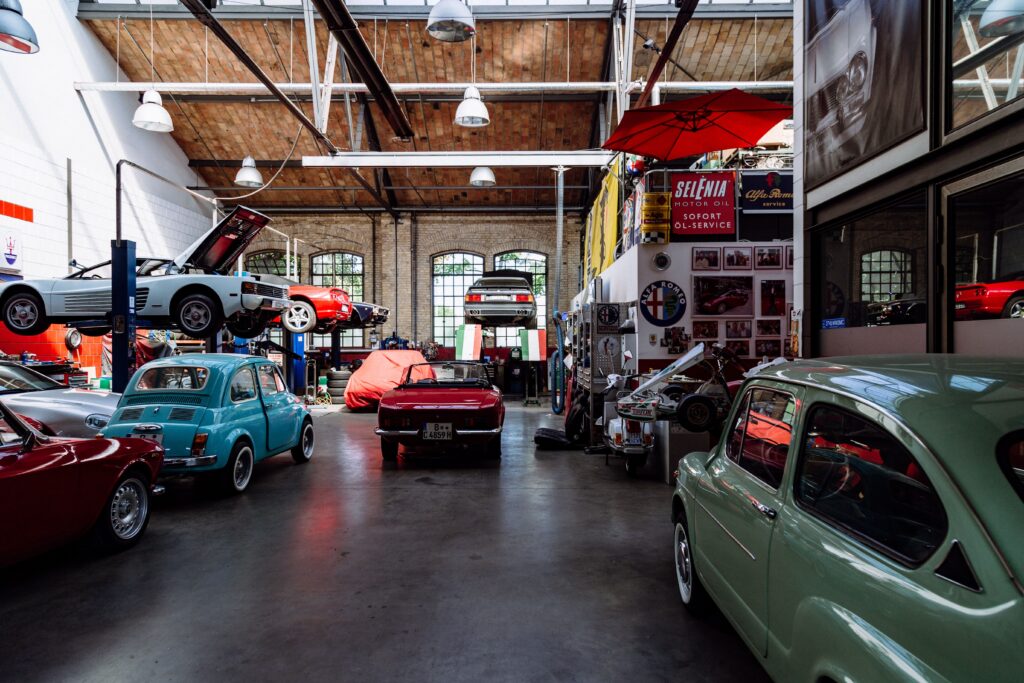 Un garage plein de voitures. Comment élire un garage