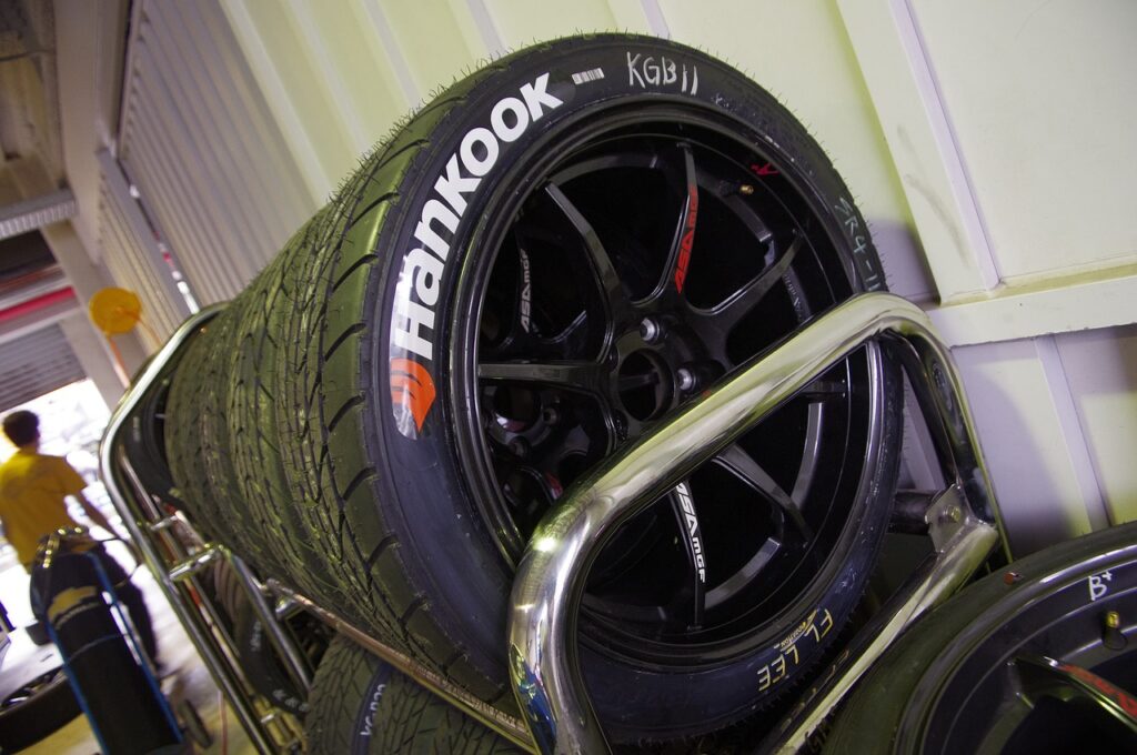 Beaucoup de pneus de la marque Hankook. Hankook vs. Michelin