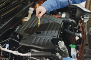 Lubrifiant pour voiture. L'entretien d'un véhicule en train d'être fait par un garagiste