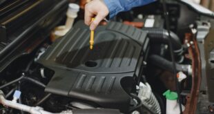 Lubrifiant pour voiture. L'entretien d'un véhicule en train d'être fait par un garagiste