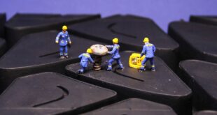 Des petites poupées en train de réparer un pneu. Que faire en cas de crevaison