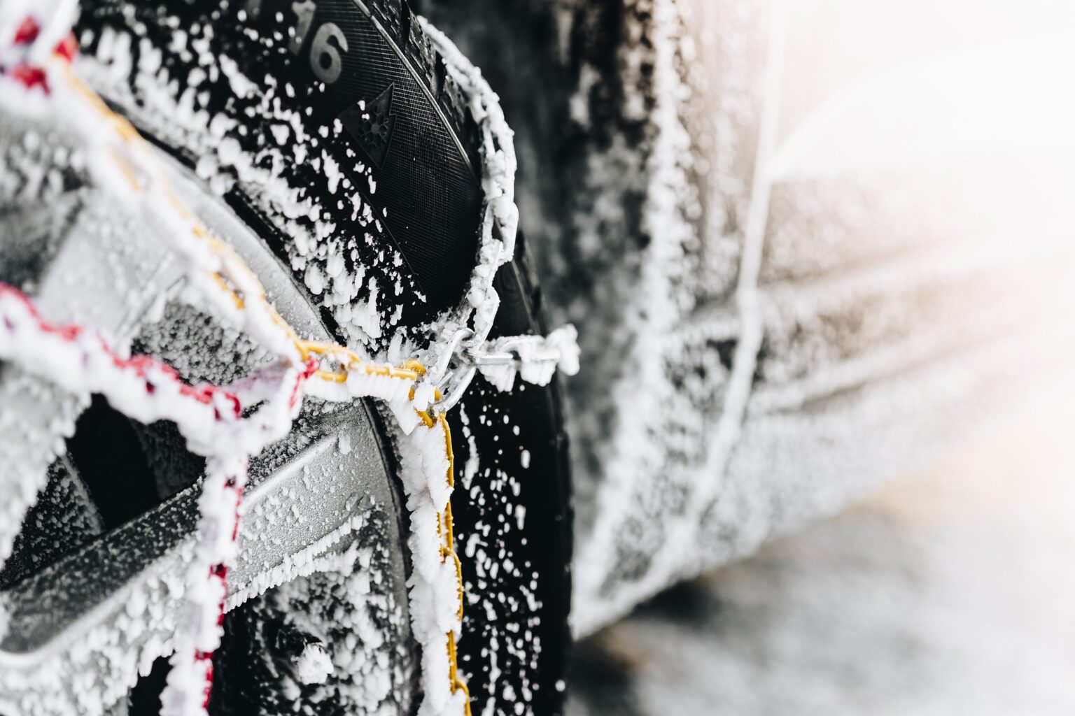 chaînes à neige ou pneus hiver