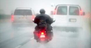 Moto et pluie: motard sous la pluie.