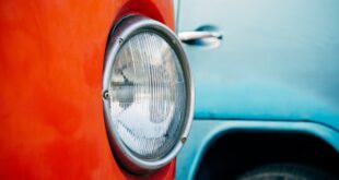 Voiture rouge à côté d'une voiture bleue.