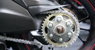 Gros plan sur une chaîne de moto.