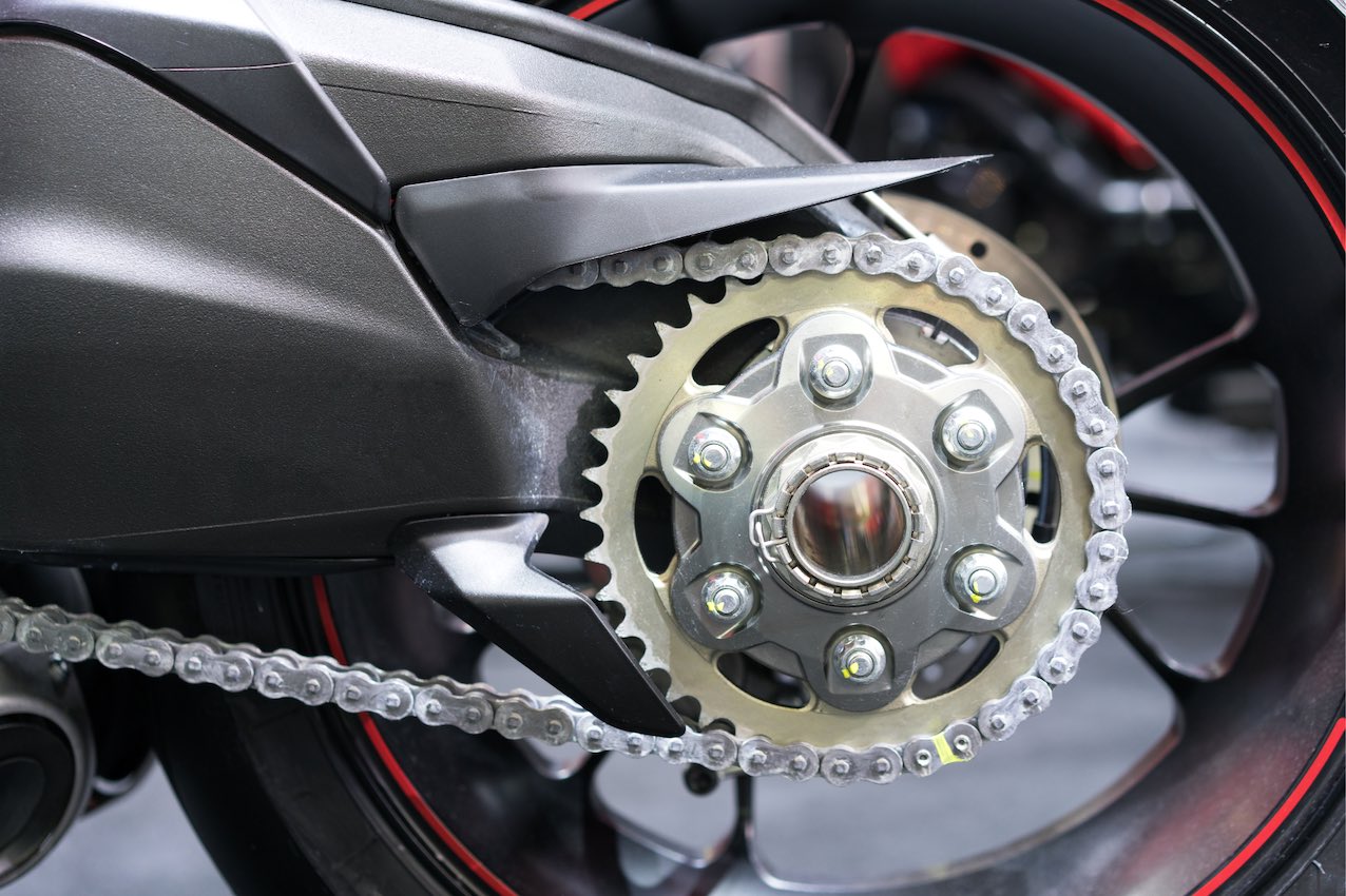 Gros plan sur une chaîne de moto.