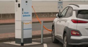 Voiture électrique à une station de recharge.