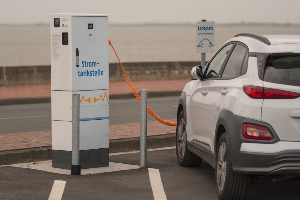 Voiture électrique à une station de recharge.