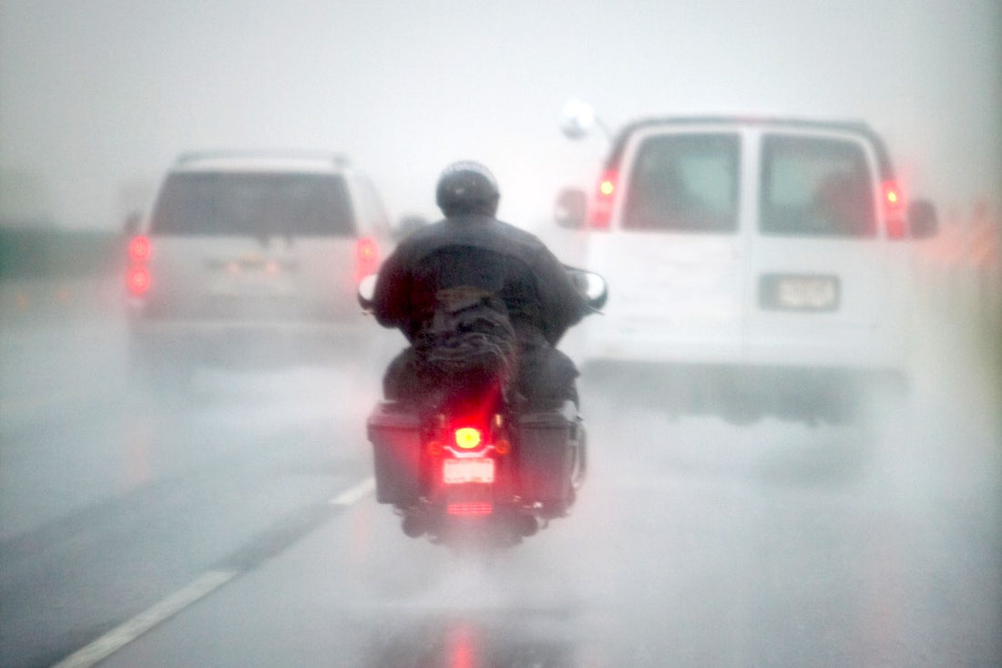 L'hiver à deux roues : comment réussir la combinaison moto et pluie ?